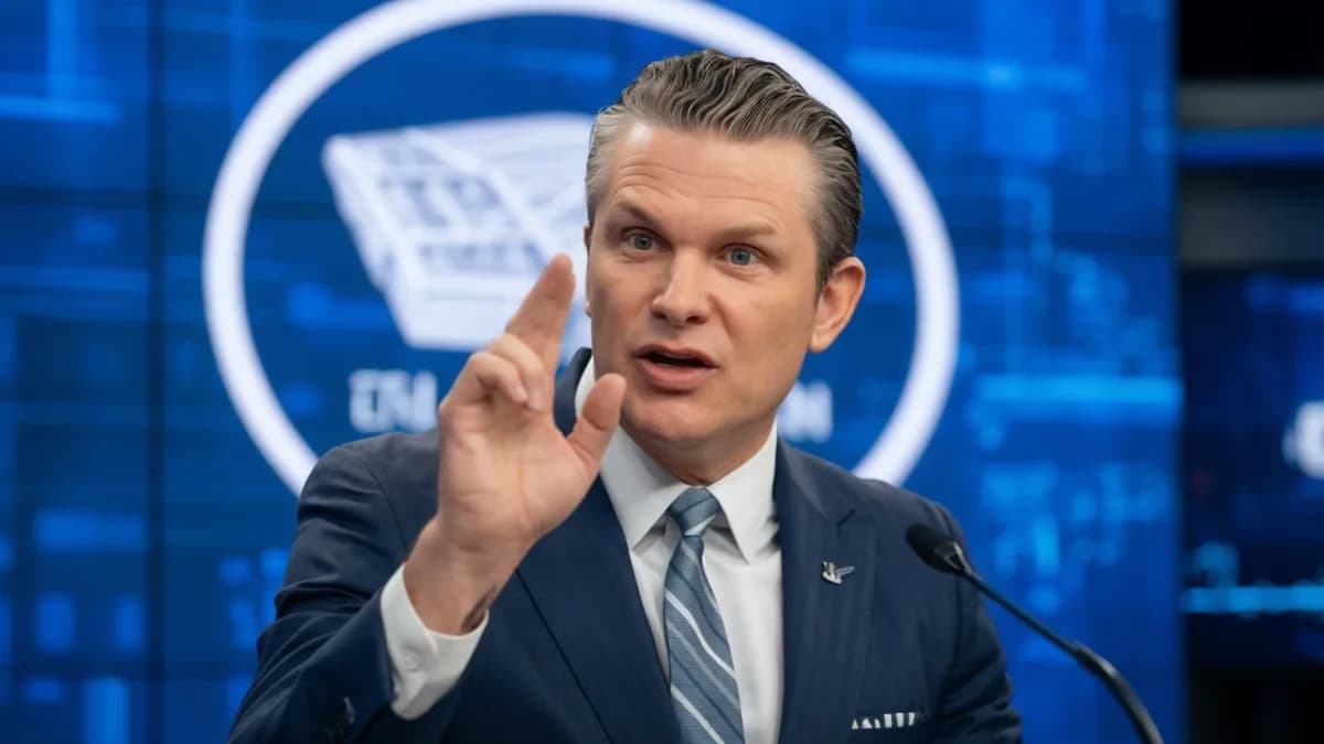 Man speaking at podium: Anthropic Tolak Kontrak Militer Demi Prinsip Keamanan AI