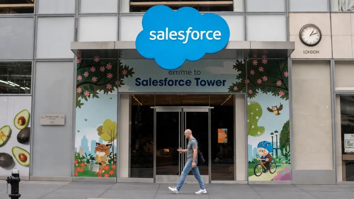 Salesforce Tower entrance: Saham Salesforce Turun Meski Ada Program Buyback US$50 Miliar