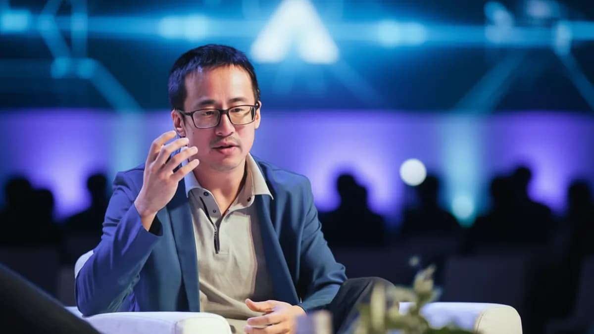 Man in suit discussing AI: Sapiens AI Raih $20 Juta untuk Model AI Buatan Sendiri