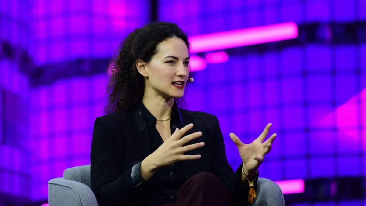 Woman speaking at event: Bluesky CEO Mundur: Jay Graber Diganti Toni Schneider