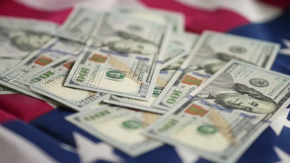 Dollar bills on American flag: Startup AMI Raih Pendanaan USD 1 Miliar dengan Valuasi USD 4,5 Miliar