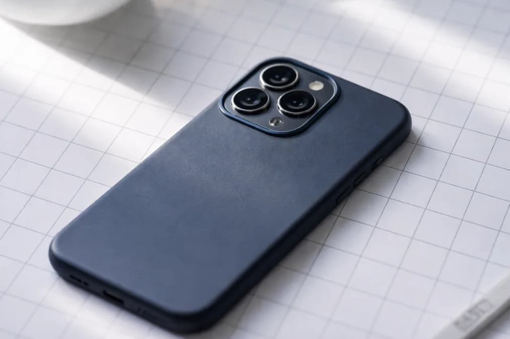 iPhone with protective case: Apple Naikkan Harga karena Krisis RAM: Akhir Era Harga Tetap?