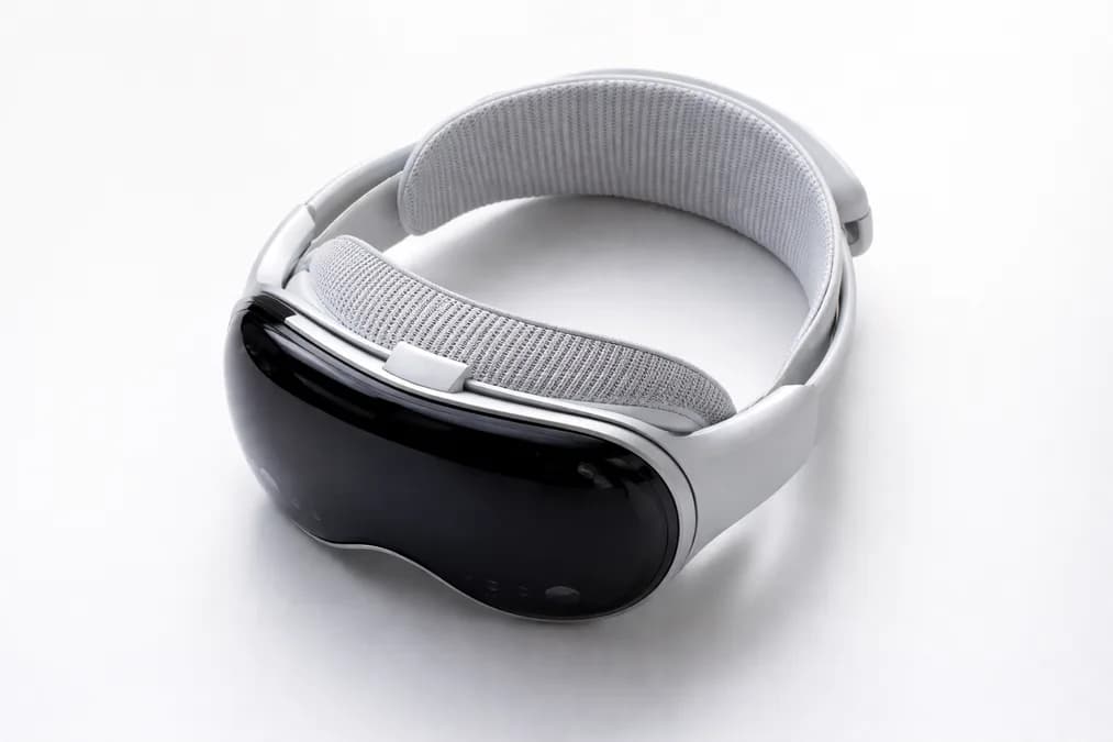 Apple Vision Pro headset: Kepala Vision Pro Tinggalkan Apple untuk Bangun Perangkat AI di OpenAI