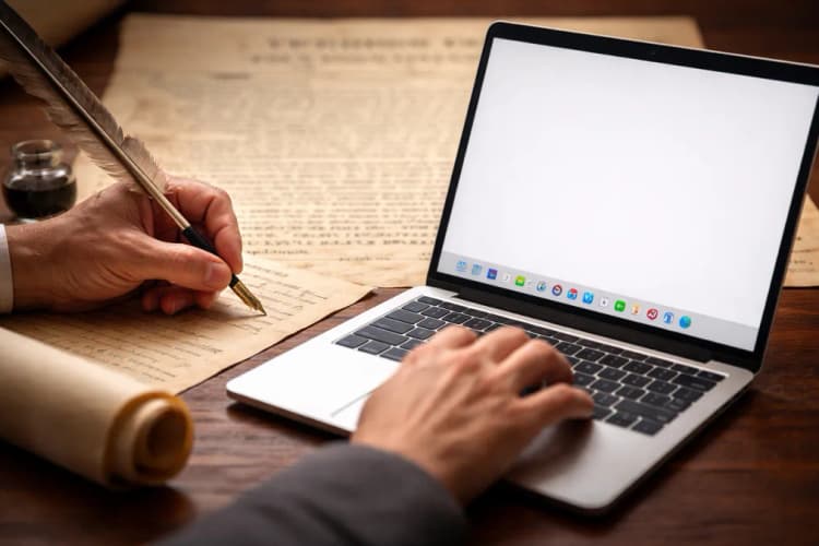 Ilustrasi digital dua tangan: satu menggenggam pena kuno, satu mengetik di laptop dengan ikon Google Workspace terbuka — latar belakangnya adalah naskah asli Deklarasi Kemerdekaan Amerika Serikat yang sedikit kabur