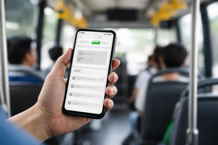Ilustrasi antarmuka aplikasi Grab versi Malaysia menampilkan tab 'Bus' dengan logo redBus dan daftar operator lokal seperti Transnasional dan Aeroline