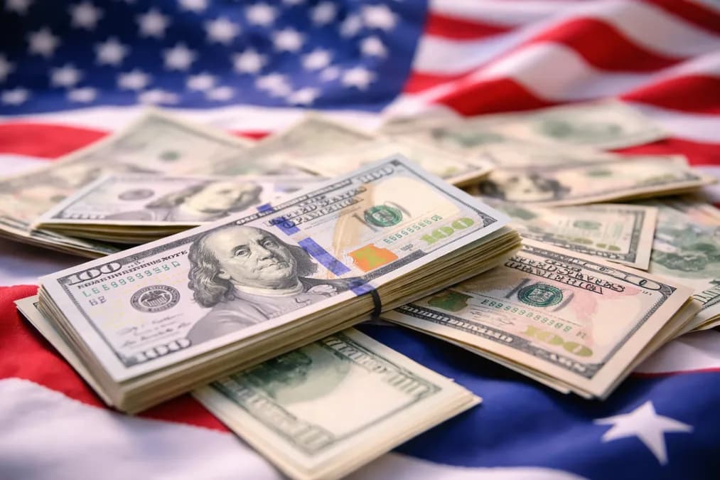 US dollars on American flag: Simple Tech Gelontorkan $200 Juta untuk Akuisisi Startup AI