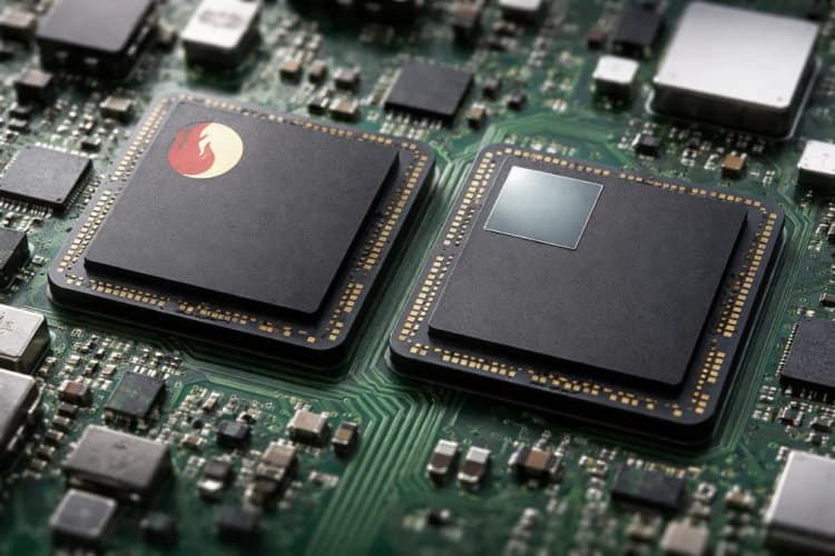 Ilustrasi perbandingan fisik chipset Snapdragon 4 Gen 3 dan Dimensity 6100+, diletakkan berdampingan di atas papan sirkuit hijau dengan label teknis spesifik