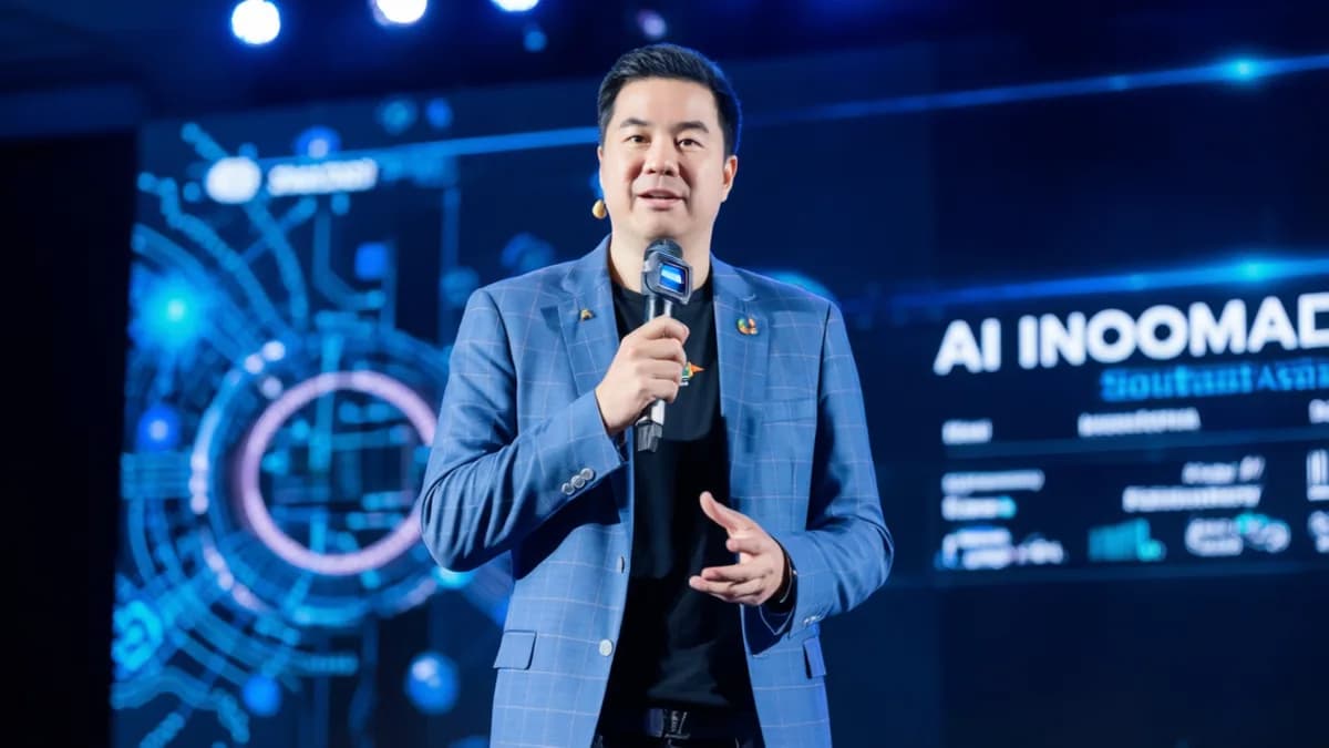 Man speaking at conference: Mengapa SeaX Ventures Pilih Mantan Bos Riset Microsoft?