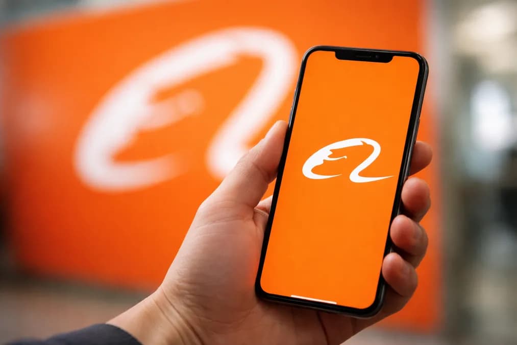 Alibaba logo on phone: Alibaba Gelontor Rp1,2 Triliun untuk AI Global