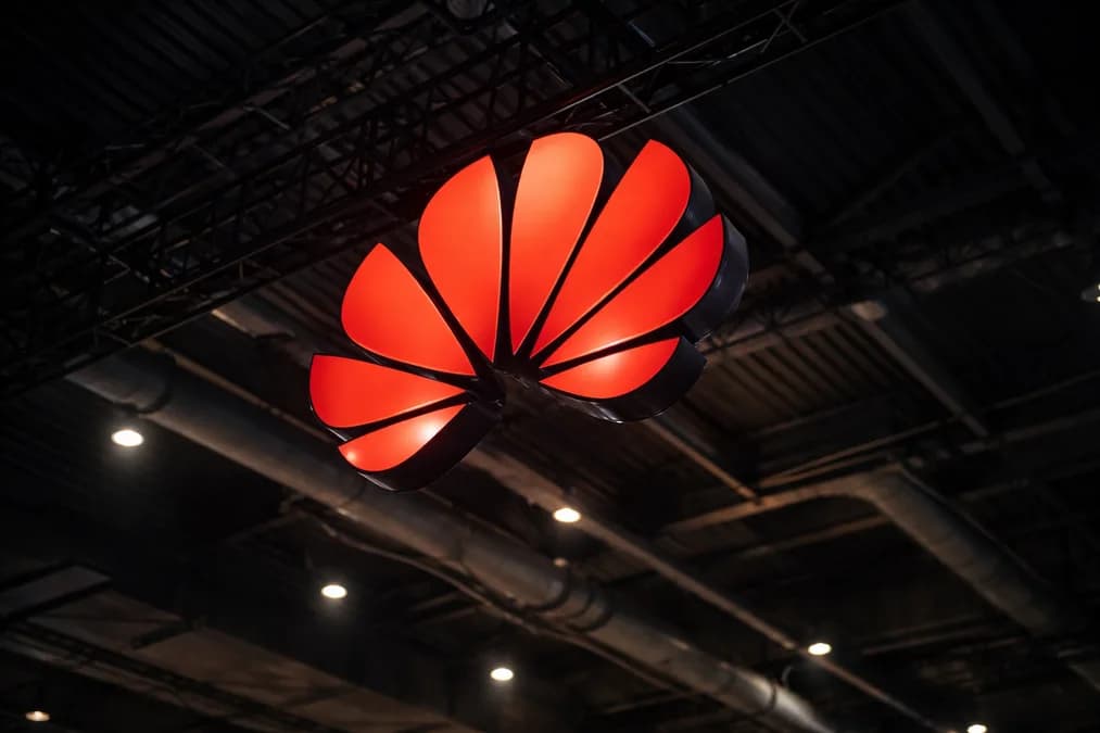 Huawei logo: Huawei H1 Rugi Bersih Turun 36% di Tengah Dorong R&D AI