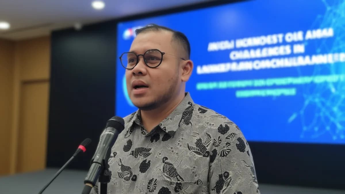 Man in patterned shirt speaking: Chromebook, Hukum, dan Celah dalam Penegakan AI di Indonesia