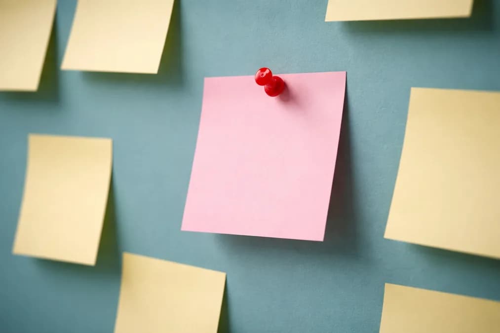 Sticky notes on green background: Notifikasi Windows 11 Bisa Dibuat Sendiri — Tapi Apa Gunanya di Indonesia?