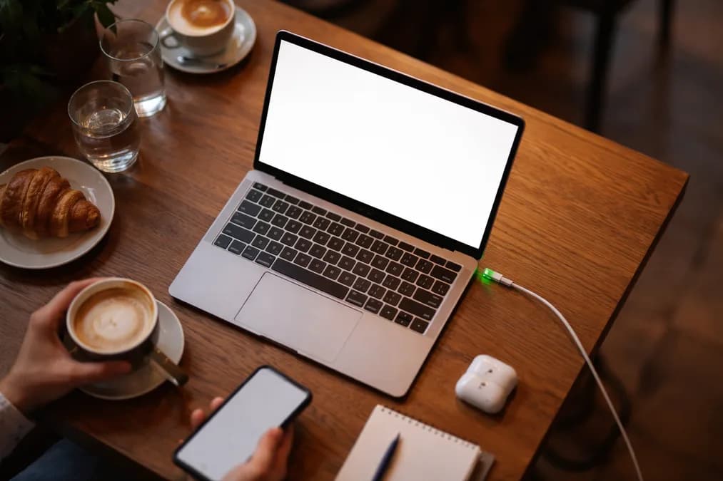 MacBook charging port: MagSafe vs USB-C: Mana yang Lebih Masuk Akal untuk MacBook di Indonesia?