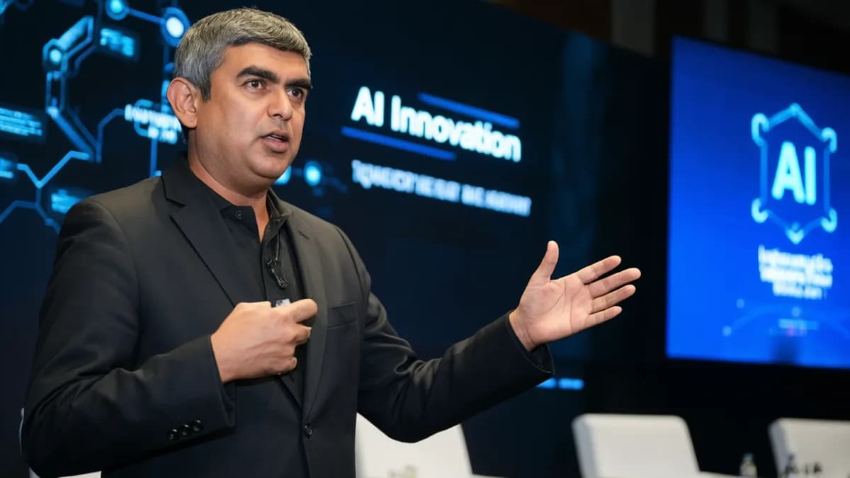 Man speaking at event: Hang Ten Raih $53 Juta: Apa yang Berubah di Balik Startup AI Eks-CEO Infosys?