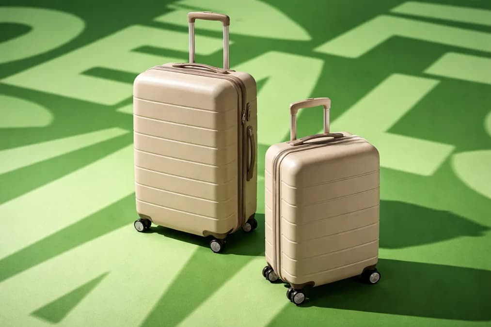 Two beige suitcases: Quince Luggage: Bagasi AI yang Murah Tapi Tak Murahan